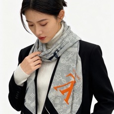 LV x TM 140披肩 【140顶级丝绒双面同色披肩】 本款L Multicolor披肩出自路易威登与知名日本艺术家 LV x TM 140披肩 【140顶级丝绒双面同色披肩】 本款L Multicolor披肩出自路易威登与知名日本艺术家