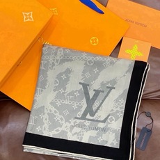 LV x TM 140披肩 【140顶级丝绒双面同色披肩】 本款L Multicolor披肩出自路易威登与知名日本艺术家 LV x TM 140披肩 【140顶级丝绒双面同色披肩】 本款L Multicolor披肩出自路易威登与知名日本艺术家