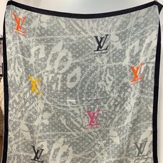 LV x TM 140披肩 【140顶级丝绒双面同色披肩】 本款L Multicolor披肩出自路易威登与知名日本艺术家 LV x TM 140披肩 【140顶级丝绒双面同色披肩】 本款L Multicolor披肩出自路易威登与知名日本艺术家