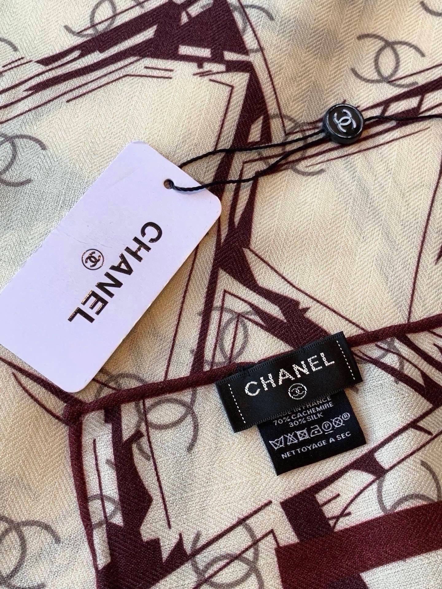 高级成衣系列~Chanel 【140双面同色丝绒披肩】 此系列谱写一曲自由轻灵的赞歌 本系列作品创新演绎品牌的风格符号 高级成衣系列~Chanel 【140双面同色丝绒披肩】 此系列谱写一曲自由轻灵的赞歌 本系列作品创新演绎品牌的风格符号