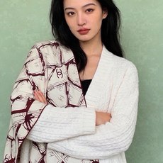 高级成衣系列~Chanel 【140双面同色丝绒披肩】 此系列谱写一曲自由轻灵的赞歌 本系列作品创新演绎品牌的风格符号 高级成衣系列~Chanel 【140双面同色丝绒披肩】 此系列谱写一曲自由轻灵的赞歌 本系列作品创新演绎品牌的风格符号