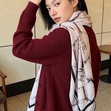 高级成衣系列~Chanel 【140双面同色丝绒披肩】 此系列谱写一曲自由轻灵的赞歌 本系列作品创新演绎品牌的风格符号 高级成衣系列~Chanel 【140双面同色丝绒披肩】 此系列谱写一曲自由轻灵的赞歌 本系列作品创新演绎品牌的风格符号