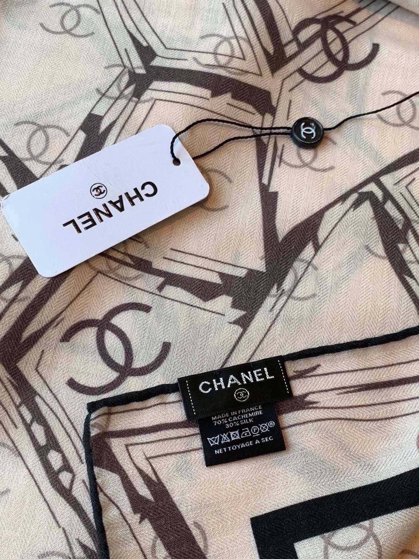 高级成衣系列~Chanel 【140双面同色丝绒披肩】 此系列谱写一曲自由轻灵的赞歌 本系列作品创新演绎品牌的风格符号 高级成衣系列~Chanel 【140双面同色丝绒披肩】 此系列谱写一曲自由轻灵的赞歌 本系列作品创新演绎品牌的风格符号