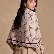 高级成衣系列~Chanel 【140双面同色丝绒披肩】 此系列谱写一曲自由轻灵的赞歌 本系列作品创新演绎品牌的风格符号 高级成衣系列~Chanel 【140双面同色丝绒披肩】 此系列谱写一曲自由轻灵的赞歌 本系列作品创新演绎品牌的风格符号
