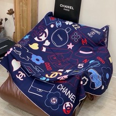 高级成衣系列~Chanel 【140双面同色丝绒披肩】 此系列谱写一曲自由轻灵的赞歌 本系列作品创新演绎品牌的风格符号 高级成衣系列~Chanel 【140双面同色丝绒披肩】 此系列谱写一曲自由轻灵的赞歌 本系列作品创新演绎品牌的风格符号