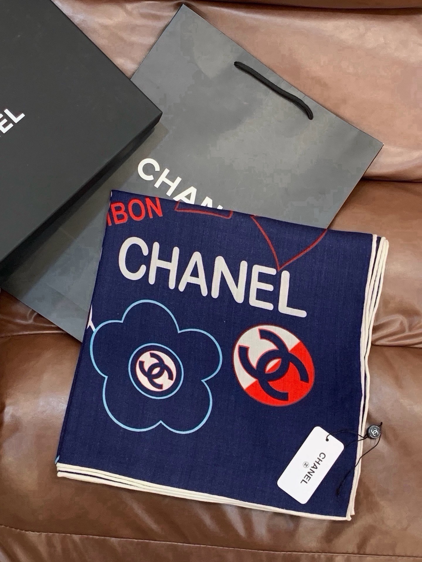 高级成衣系列~Chanel 【140双面同色丝绒披肩】 此系列谱写一曲自由轻灵的赞歌 本系列作品创新演绎品牌的风格符号 高级成衣系列~Chanel 【140双面同色丝绒披肩】 此系列谱写一曲自由轻灵的赞歌 本系列作品创新演绎品牌的风格符号