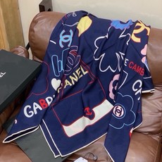 高级成衣系列~Chanel 【140双面同色丝绒披肩】 此系列谱写一曲自由轻灵的赞歌 本系列作品创新演绎品牌的风格符号 高级成衣系列~Chanel 【140双面同色丝绒披肩】 此系列谱写一曲自由轻灵的赞歌 本系列作品创新演绎品牌的风格符号