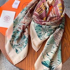 爱马仕新款双面同色 品名:十二花豹 面料:丝羊绒尺寸:140*140十二只花豹享受惬意休憩的时光。它们慵懒躺卧,在叶丛间 爱马仕新款双面同色 品名:十二花豹 面料:丝羊绒尺寸:140*140十二只花豹享受惬意休憩的时光。它们慵懒躺卧,在叶丛间