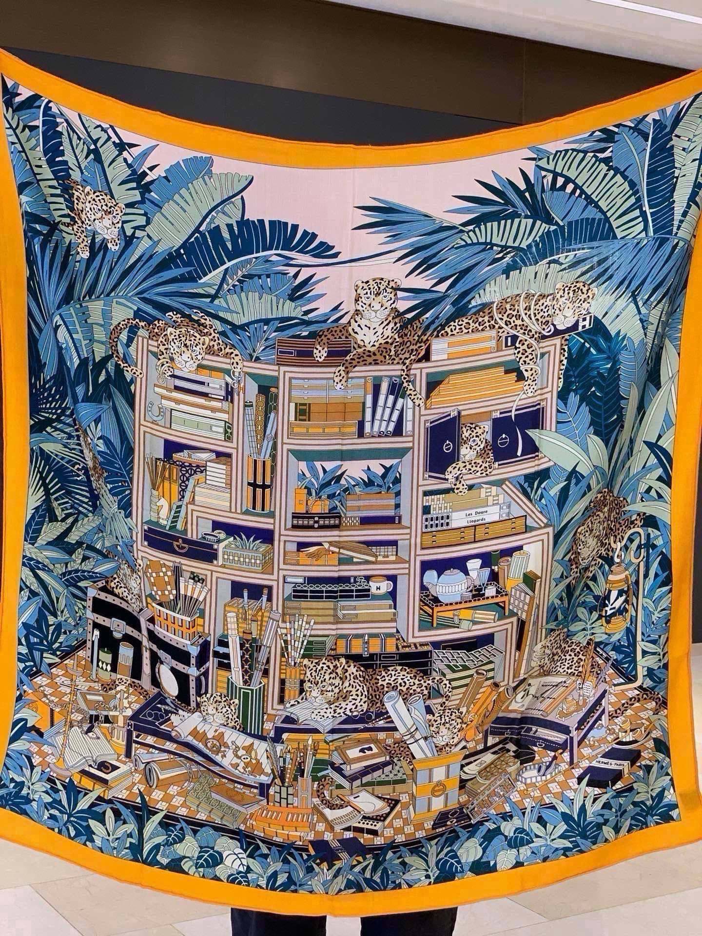 爱马仕新款双面同色 品名：十二花豹 面料：丝羊绒尺寸：140*140十二只花豹享受惬意休憩的时光。它们慵懒躺卧，在叶丛间