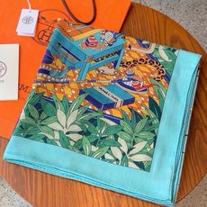 爱马仕新款双面同色 品名:十二花豹 面料:丝羊绒尺寸:140*140十二只花豹享受惬意休憩的时光。它们慵懒躺卧,在叶丛间 爱马仕新款双面同色 品名:十二花豹 面料:丝羊绒尺寸:140*140十二只花豹享受惬意休憩的时光。它们慵懒躺卧,在叶丛间
