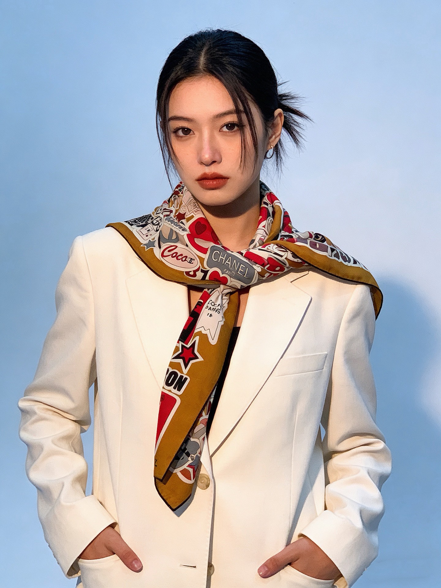 高级成衣系列～Chanel  【140双面同色丝绒披肩】 此系列谱写一曲自由轻灵的赞歌 本系列作品创新演绎品牌的风格符号