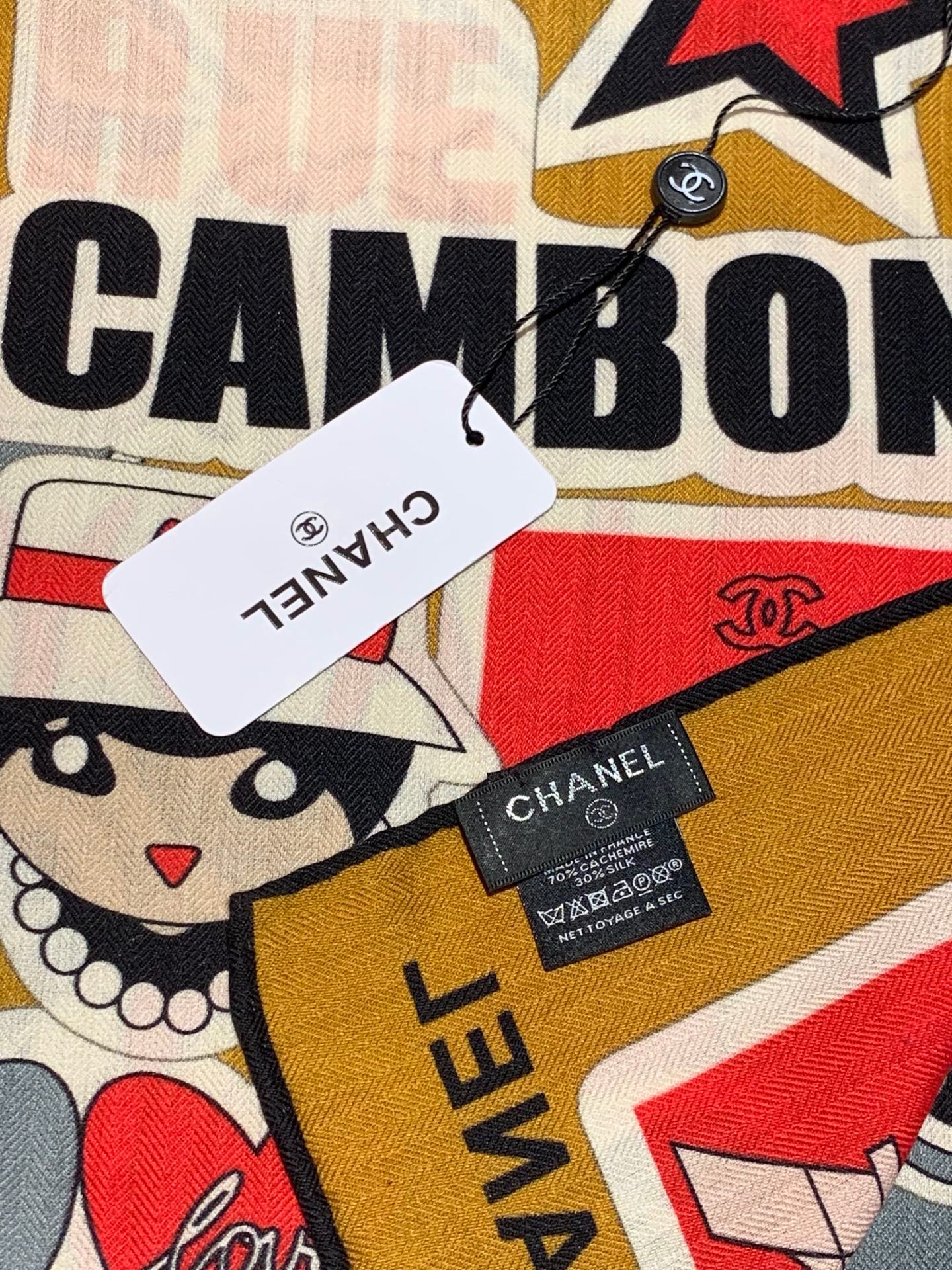 高级成衣系列～Chanel  【140双面同色丝绒披肩】 此系列谱写一曲自由轻灵的赞歌 本系列作品创新演绎品牌的风格符号
