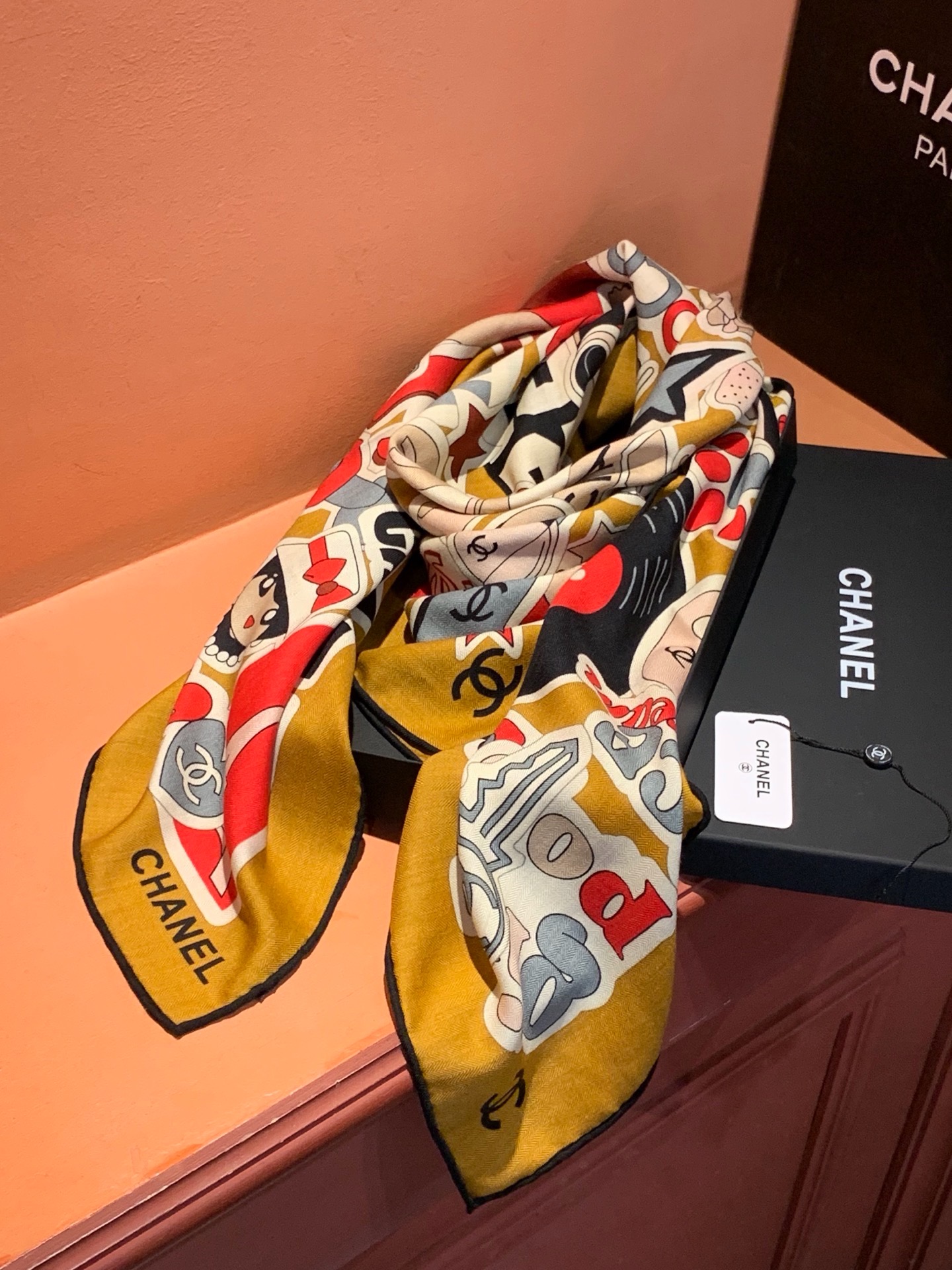 高级成衣系列～Chanel  【140双面同色丝绒披肩】 此系列谱写一曲自由轻灵的赞歌 本系列作品创新演绎品牌的风格符号