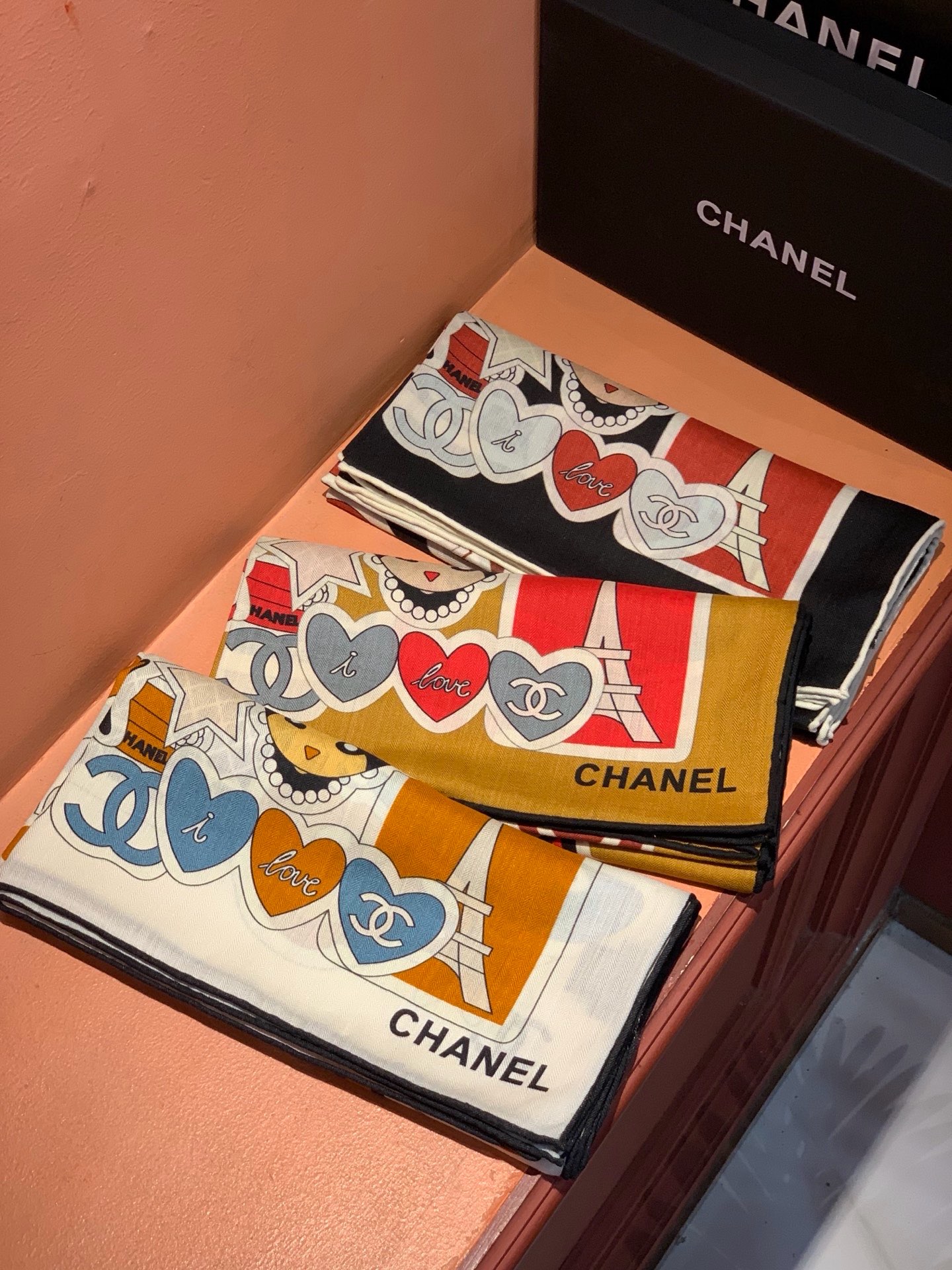 高级成衣系列~Chanel 【140双面同色丝绒披肩】 此系列谱写一曲自由轻灵的赞歌 本系列作品创新演绎品牌的风格符号 高级成衣系列~Chanel 【140双面同色丝绒披肩】 此系列谱写一曲自由轻灵的赞歌 本系列作品创新演绎品牌的风格符号