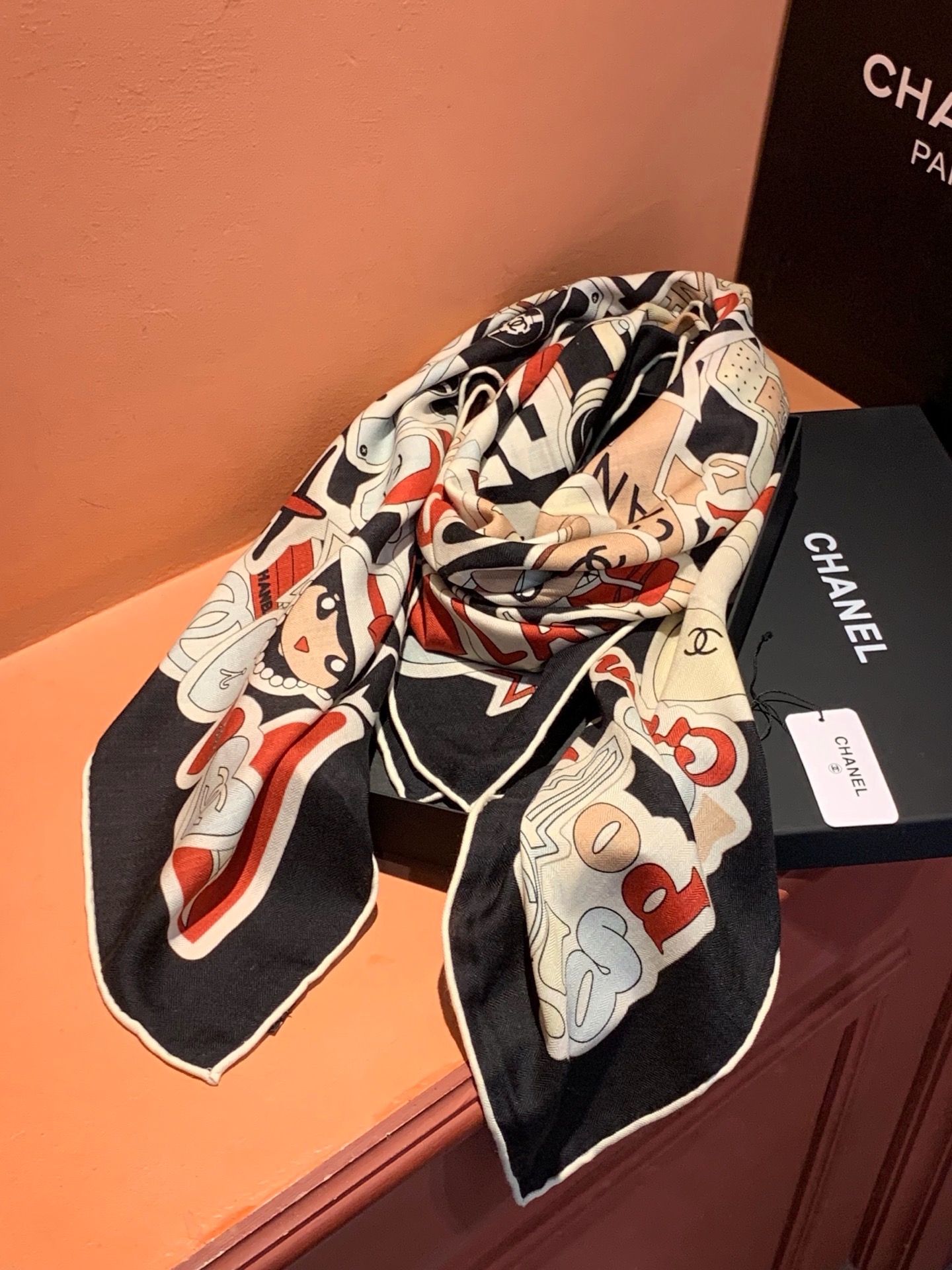 高级成衣系列~Chanel 【140双面同色丝绒披肩】 此系列谱写一曲自由轻灵的赞歌 本系列作品创新演绎品牌的风格符号 高级成衣系列~Chanel 【140双面同色丝绒披肩】 此系列谱写一曲自由轻灵的赞歌 本系列作品创新演绎品牌的风格符号