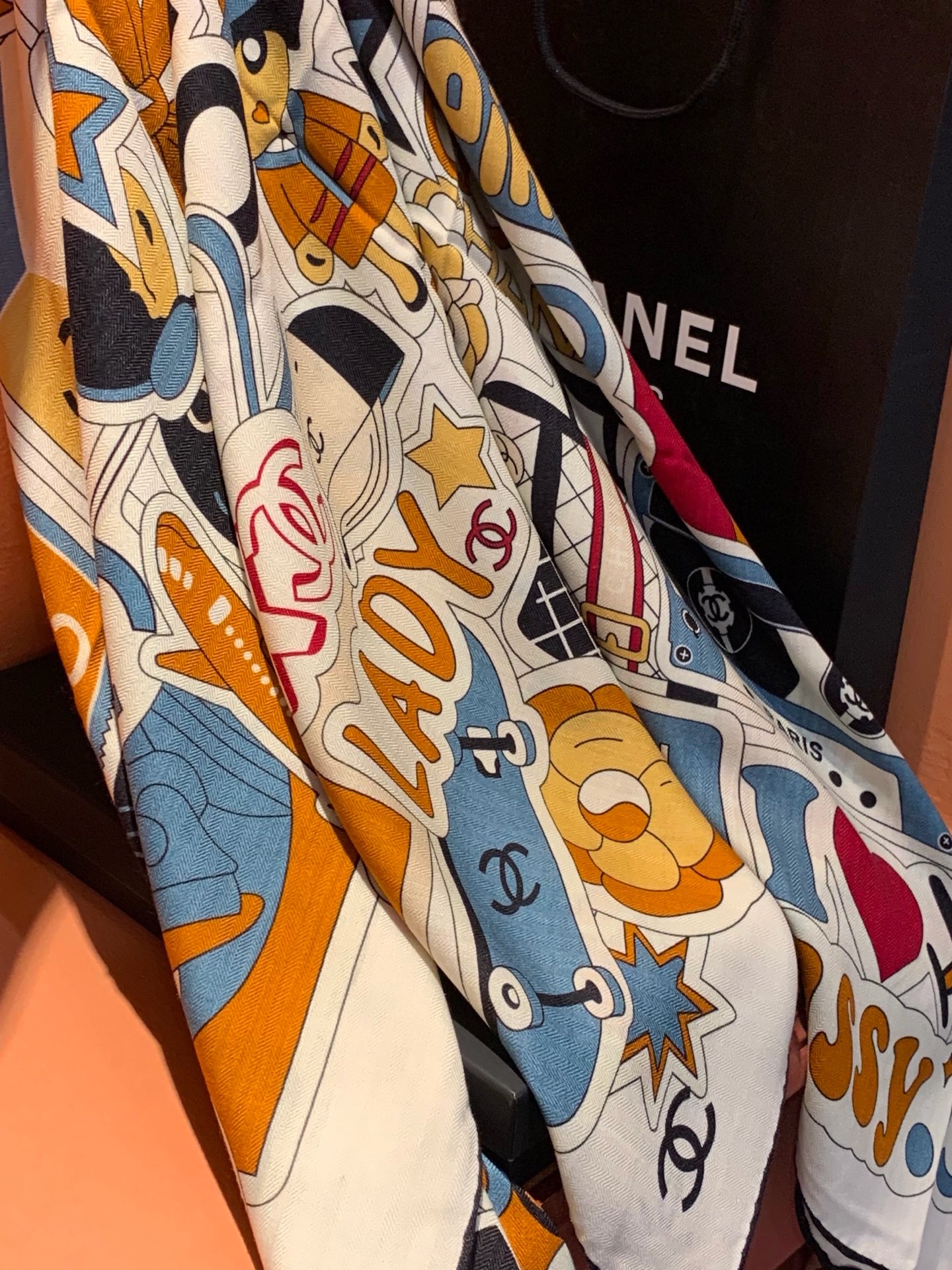 高级成衣系列～Chanel  【140双面同色丝绒披肩】 此系列谱写一曲自由轻灵的赞歌 本系列作品创新演绎品牌的风格符号