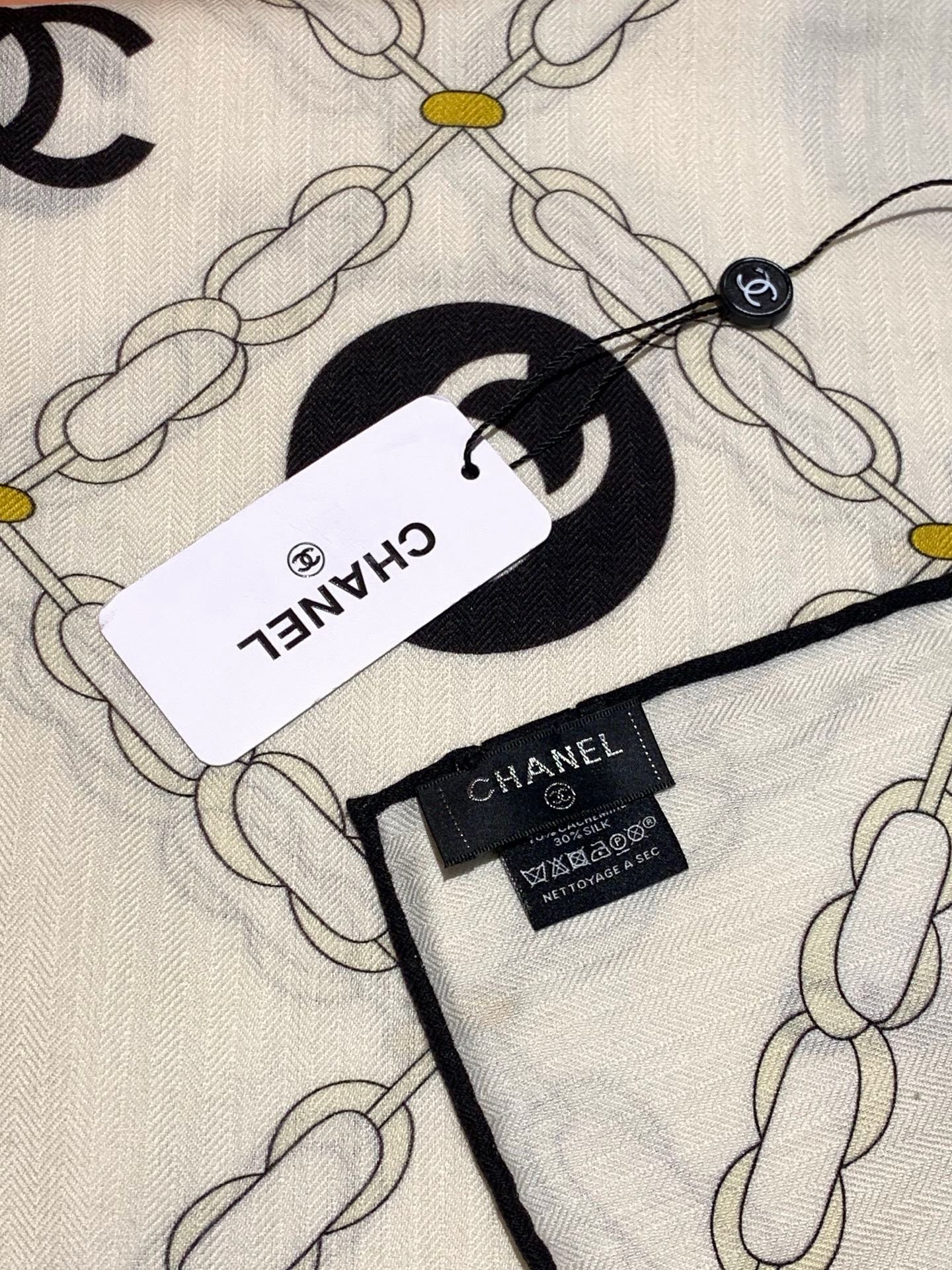 高级成衣系列～Chanel  【140双面同色丝绒披肩】 此系列谱写一曲自由轻灵的赞歌 本系列作品创新演绎品牌的风格符号