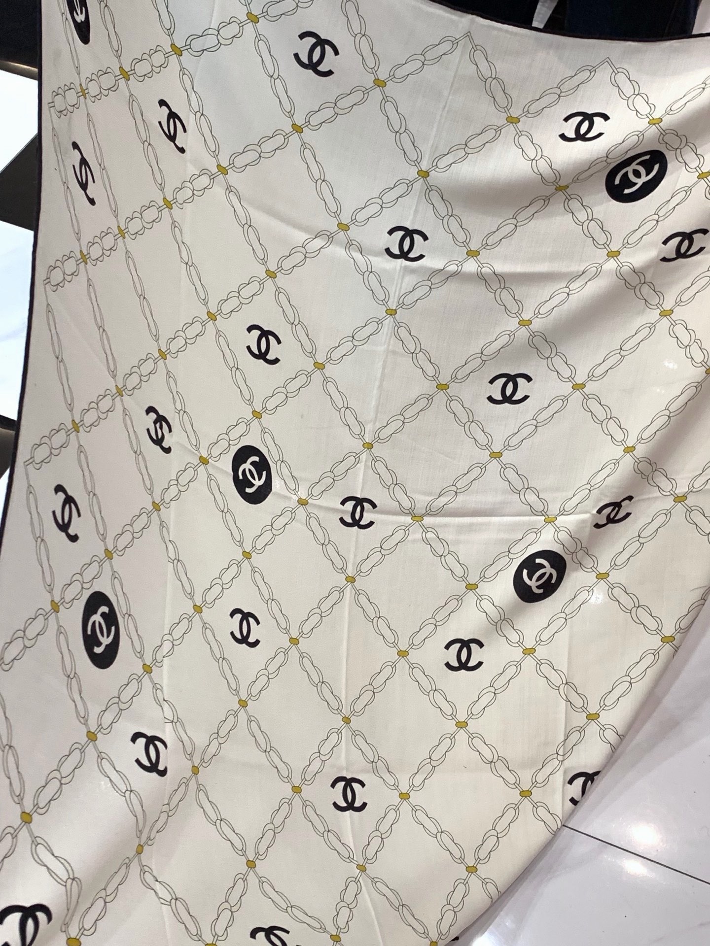 高级成衣系列～Chanel  【140双面同色丝绒披肩】 此系列谱写一曲自由轻灵的赞歌 本系列作品创新演绎品牌的风格符号