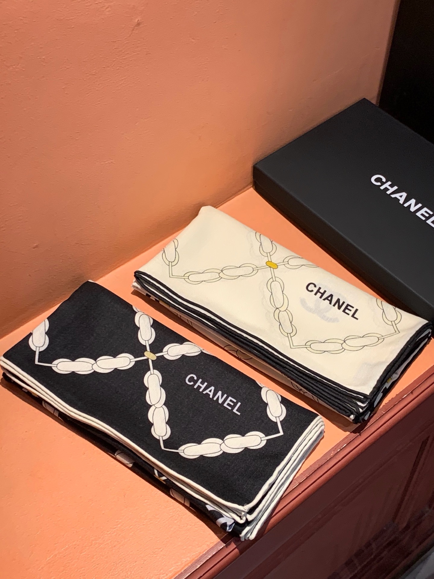 高级成衣系列～Chanel  【140双面同色丝绒披肩】 此系列谱写一曲自由轻灵的赞歌 本系列作品创新演绎品牌的风格符号