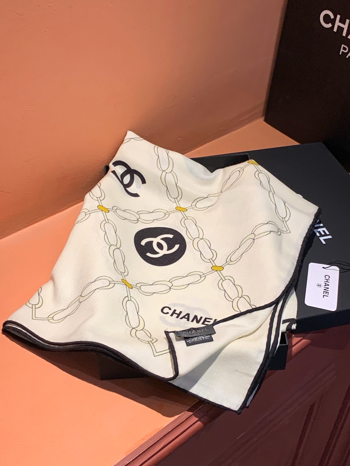 高级成衣系列～Chanel  【140双面同色丝绒披肩】 此系列谱写一曲自由轻灵的赞歌 本系列作品创新演绎品牌的风格符号
