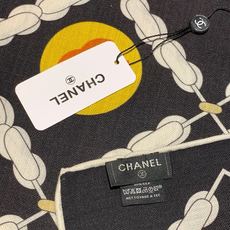 高级成衣系列~Chanel 【140双面同色丝绒披肩】 此系列谱写一曲自由轻灵的赞歌 本系列作品创新演绎品牌的风格符号 高级成衣系列~Chanel 【140双面同色丝绒披肩】 此系列谱写一曲自由轻灵的赞歌 本系列作品创新演绎品牌的风格符号