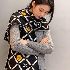 高级成衣系列~Chanel 【140双面同色丝绒披肩】 此系列谱写一曲自由轻灵的赞歌 本系列作品创新演绎品牌的风格符号 高级成衣系列~Chanel 【140双面同色丝绒披肩】 此系列谱写一曲自由轻灵的赞歌 本系列作品创新演绎品牌的风格符号