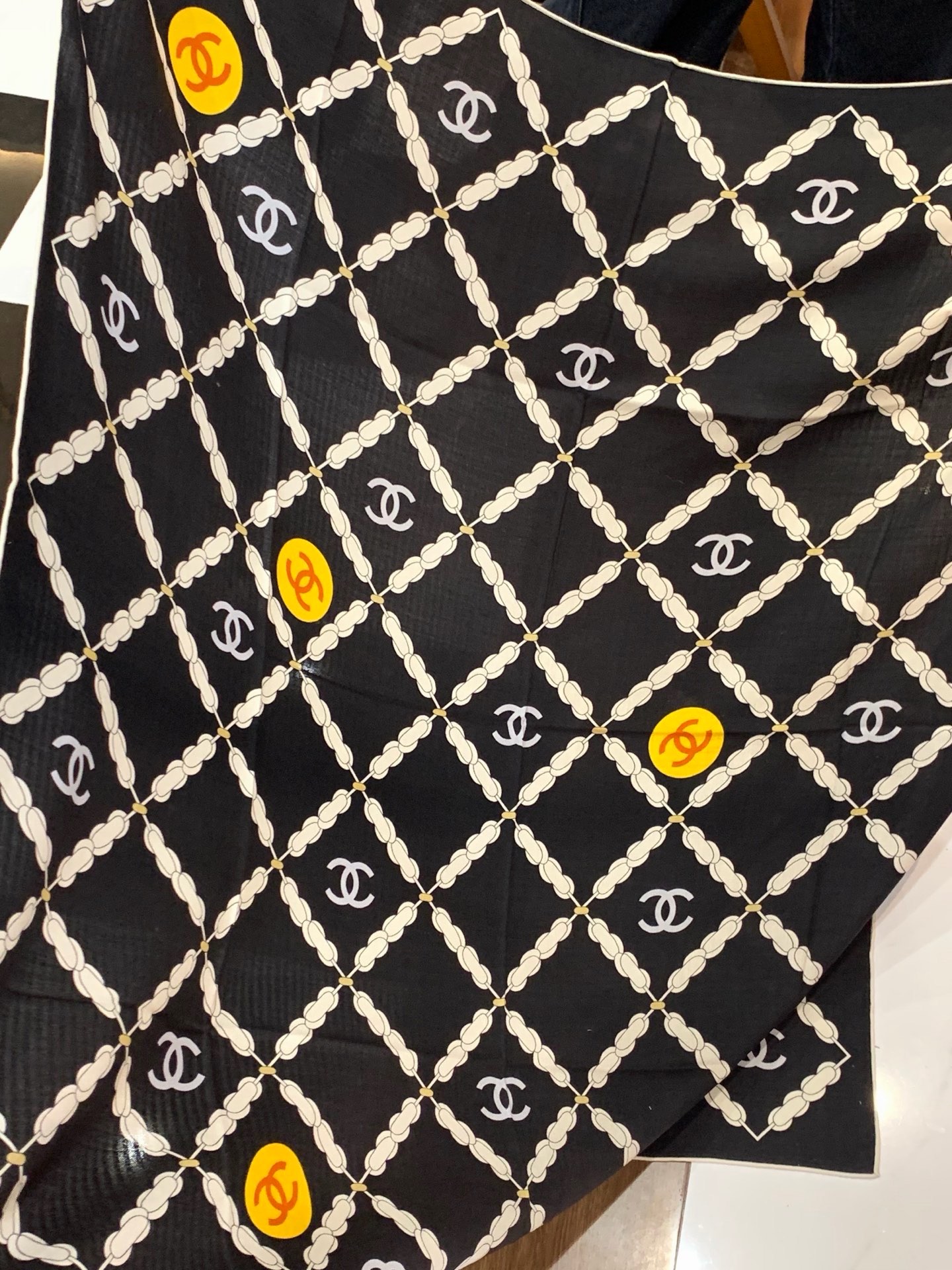 高级成衣系列~Chanel 【140双面同色丝绒披肩】 此系列谱写一曲自由轻灵的赞歌 本系列作品创新演绎品牌的风格符号 高级成衣系列~Chanel 【140双面同色丝绒披肩】 此系列谱写一曲自由轻灵的赞歌 本系列作品创新演绎品牌的风格符号