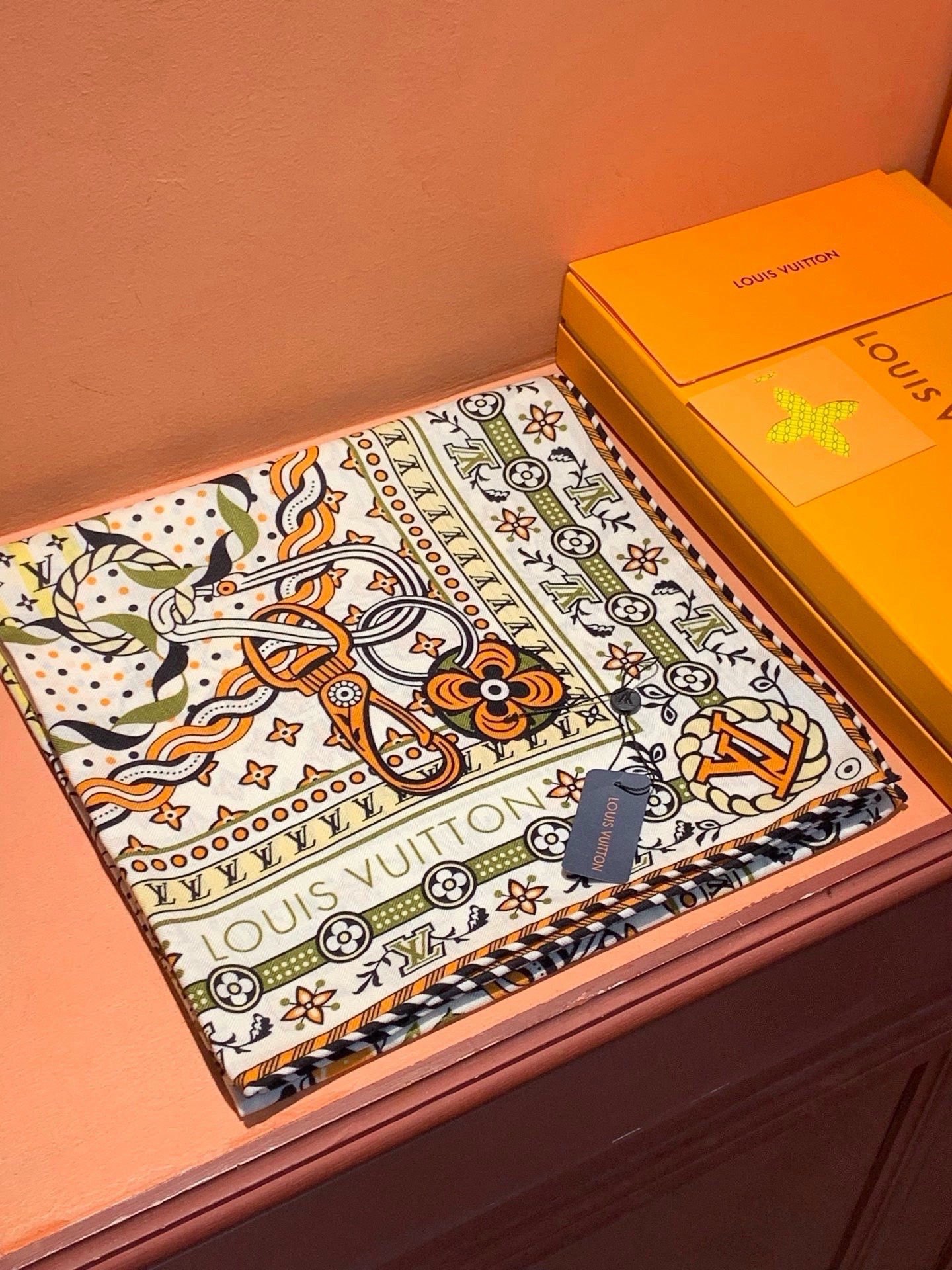 LV x TM 140披肩 【140顶级丝绒双面同色披肩】 本款L Multicolor披肩出自路易威登与知名日本艺术家