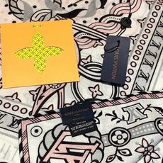 LV x TM 140披肩 【140顶级丝绒双面同色披肩】 本款L Multicolor披肩出自路易威登与知名日本艺术家 LV x TM 140披肩 【140顶级丝绒双面同色披肩】 本款L Multicolor披肩出自路易威登与知名日本艺术家