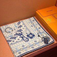 LV x TM 140披肩 【140顶级丝绒双面同色披肩】 本款L Multicolor披肩出自路易威登与知名日本艺术家 LV x TM 140披肩 【140顶级丝绒双面同色披肩】 本款L Multicolor披肩出自路易威登与知名日本艺术家