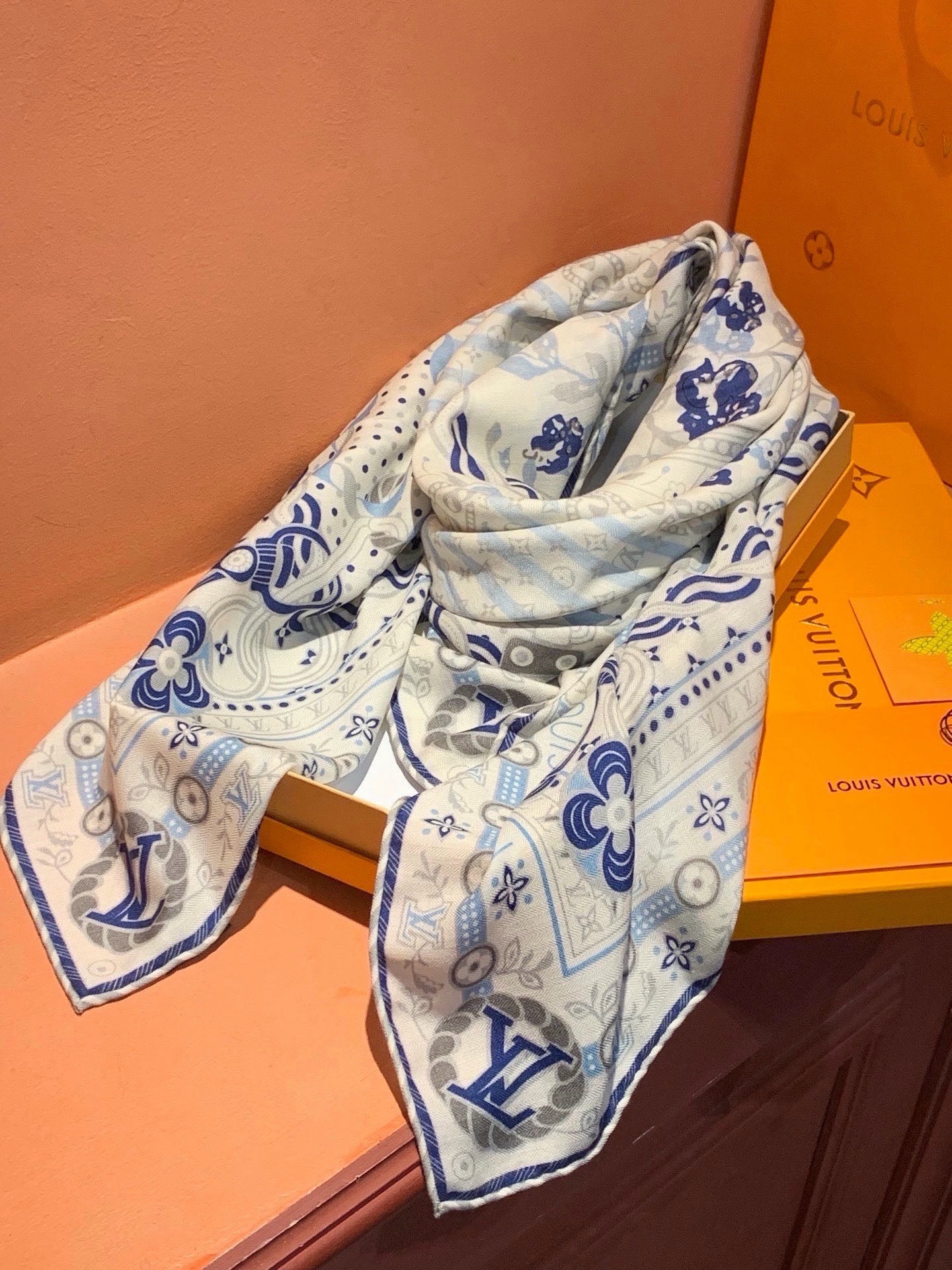 LV x TM 140披肩 【140顶级丝绒双面同色披肩】 本款L Multicolor披肩出自路易威登与知名日本艺术家 LV x TM 140披肩 【140顶级丝绒双面同色披肩】 本款L Multicolor披肩出自路易威登与知名日本艺术家