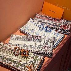 LV x TM 140披肩 【140顶级丝绒双面同色披肩】 本款L Multicolor披肩出自路易威登与知名日本艺术家 LV x TM 140披肩 【140顶级丝绒双面同色披肩】 本款L Multicolor披肩出自路易威登与知名日本艺术家