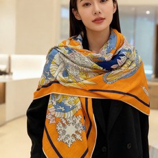 新款爱马仕四季之王的加冕140*140cm,双面同色印花,高端的重磅丝羊绒面料,正反两面效果一样,70%羊绒+30%真丝 新款爱马仕四季之王的加冕140*140cm,双面同色印花,高端的重磅丝羊绒面料,正反两面效果一样,70%羊绒+30%真丝