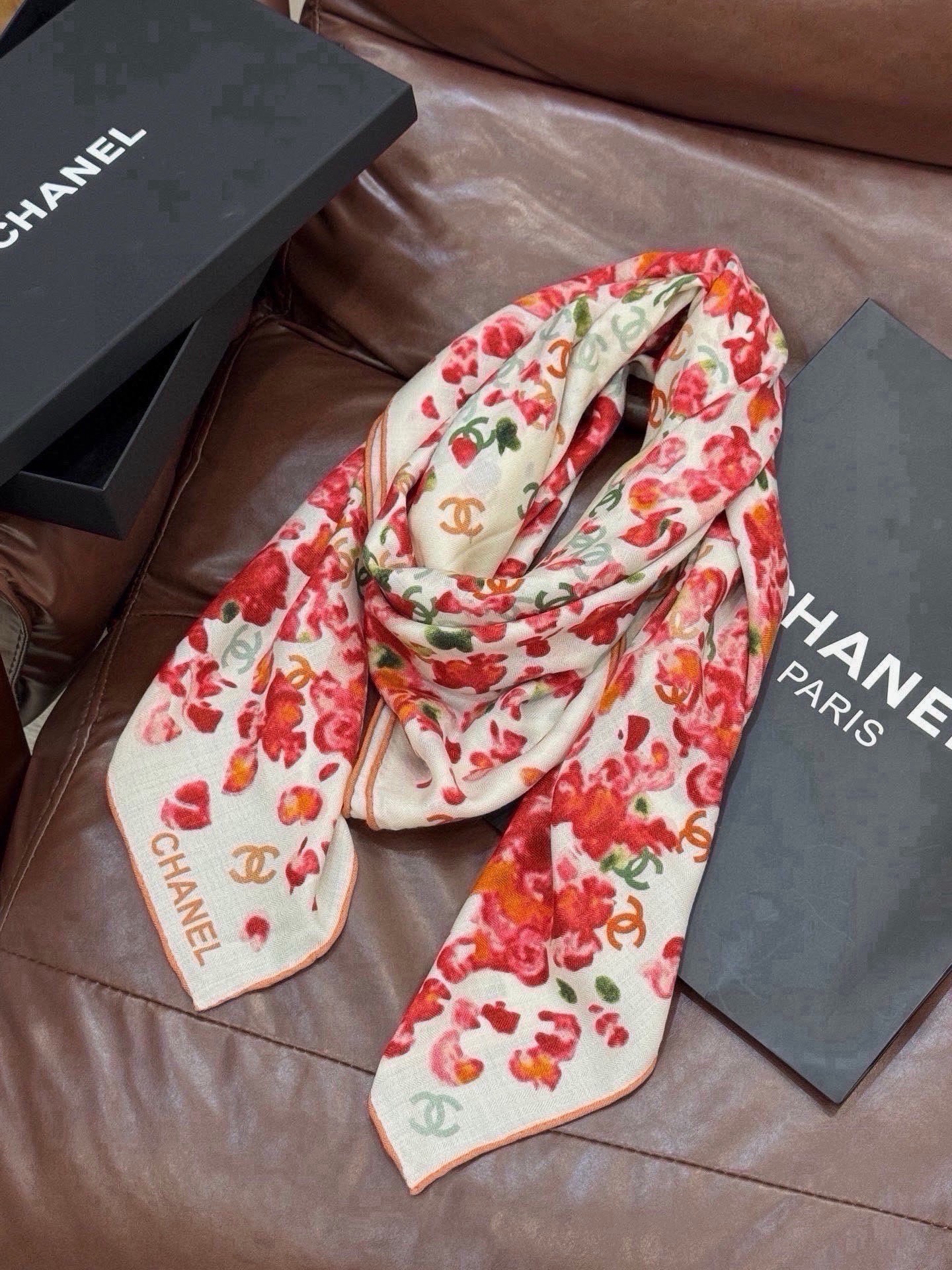 🌸·春日碎花 Chanel 140丝绒双面披肩 新款碎花花披肩 超级有氛围感 135*135cm的大尺寸 配色太好看了 🌸·春日碎花 Chanel 140丝绒双面披肩 新款碎花花披肩 超级有氛围感 135*135cm的大尺寸 配色太好看了