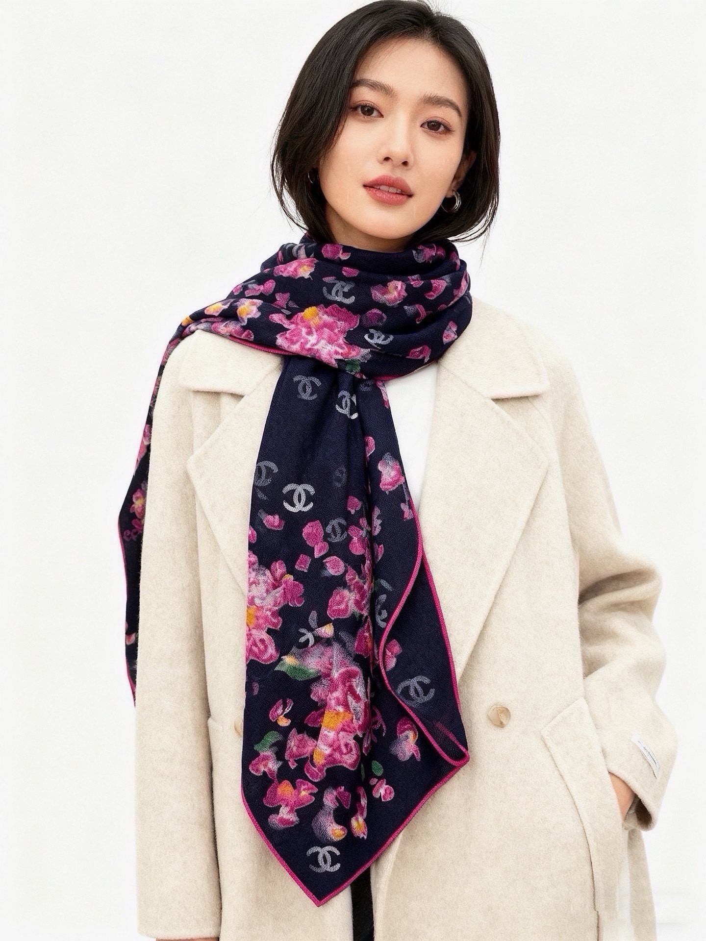 🌸·春日碎花 Chanel 140丝绒双面披肩 新款碎花花披肩 超级有氛围感 135*135cm的大尺寸 配色太好看了 🌸·春日碎花 Chanel 140丝绒双面披肩 新款碎花花披肩 超级有氛围感 135*135cm的大尺寸 配色太好看了
