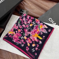 🌸·春日碎花 Chanel 140丝绒双面披肩 新款碎花花披肩 超级有氛围感 135*135cm的大尺寸 配色太好看了 🌸·春日碎花 Chanel 140丝绒双面披肩 新款碎花花披肩 超级有氛围感 135*135cm的大尺寸 配色太好看了