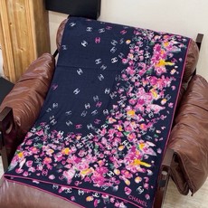 🌸·春日碎花 Chanel 140丝绒双面披肩 新款碎花花披肩 超级有氛围感 135*135cm的大尺寸 配色太好看了 🌸·春日碎花 Chanel 140丝绒双面披肩 新款碎花花披肩 超级有氛围感 135*135cm的大尺寸 配色太好看了