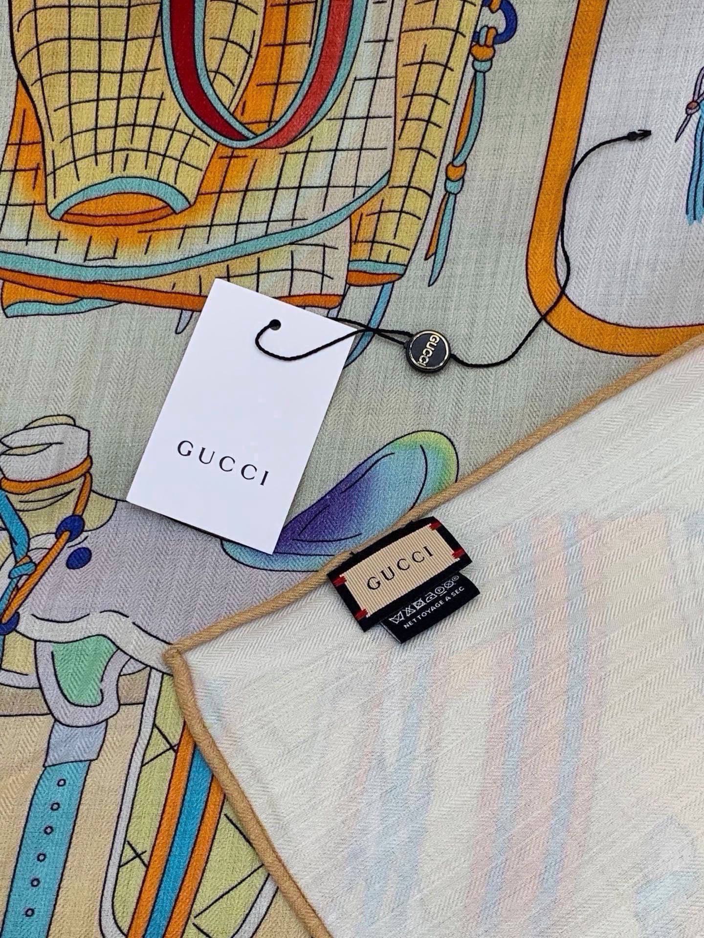 💟Gucci~140双面丝绒披肩 马鞍细节和骑马图案以精致色调匠心呈献，意在向品牌与马术世界的深厚渊源致敬。这款方巾以真