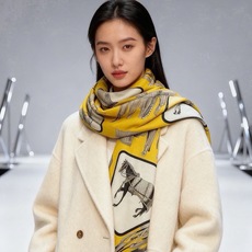 💟Gucci~140双面丝绒披肩 马鞍细节和骑马图案以精致色调匠心呈献,意在向品牌与马术世界的深厚渊源致敬。这款方巾以真 💟Gucci~140双面丝绒披肩 马鞍细节和骑马图案以精致色调匠心呈献,意在向品牌与马术世界的深厚渊源致敬。这款方巾以真