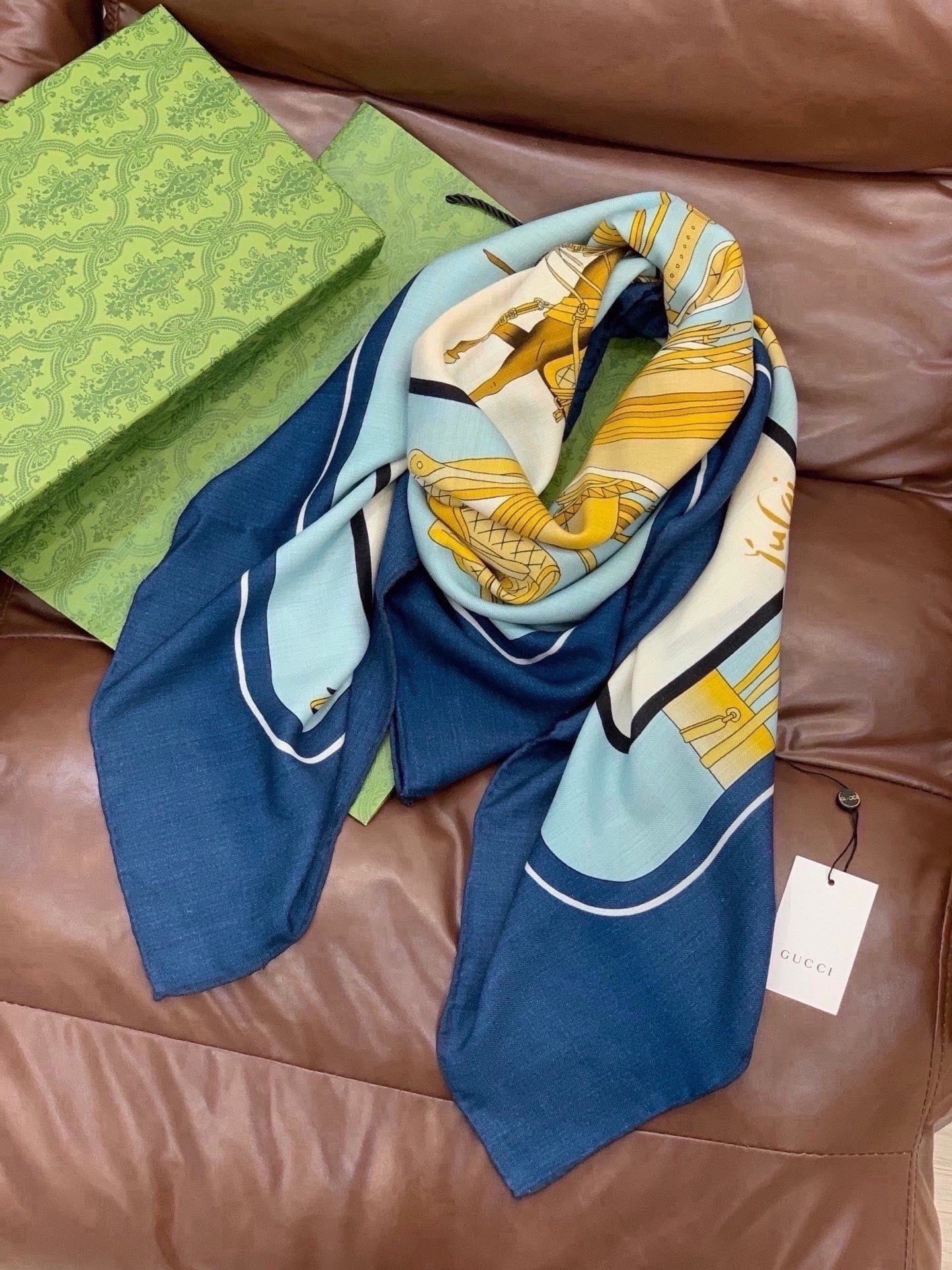 💟Gucci~140双面丝绒披肩 马鞍细节和骑马图案以精致色调匠心呈献,意在向品牌与马术世界的深厚渊源致敬。这款方巾以真 💟Gucci~140双面丝绒披肩 马鞍细节和骑马图案以精致色调匠心呈献,意在向品牌与马术世界的深厚渊源致敬。这款方巾以真