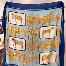 💟Gucci~140双面丝绒披肩 马鞍细节和骑马图案以精致色调匠心呈献,意在向品牌与马术世界的深厚渊源致敬。这款方巾以真 💟Gucci~140双面丝绒披肩 马鞍细节和骑马图案以精致色调匠心呈献,意在向品牌与马术世界的深厚渊源致敬。这款方巾以真