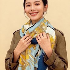 💟Gucci~140双面丝绒披肩 马鞍细节和骑马图案以精致色调匠心呈献,意在向品牌与马术世界的深厚渊源致敬。这款方巾以真 💟Gucci~140双面丝绒披肩 马鞍细节和骑马图案以精致色调匠心呈献,意在向品牌与马术世界的深厚渊源致敬。这款方巾以真