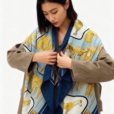 💟Gucci~140双面丝绒披肩 马鞍细节和骑马图案以精致色调匠心呈献,意在向品牌与马术世界的深厚渊源致敬。这款方巾以真 💟Gucci~140双面丝绒披肩 马鞍细节和骑马图案以精致色调匠心呈献,意在向品牌与马术世界的深厚渊源致敬。这款方巾以真