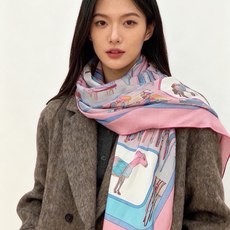 💟Gucci~140双面丝绒披肩 马鞍细节和骑马图案以精致色调匠心呈献,意在向品牌与马术世界的深厚渊源致敬。这款方巾以真 💟Gucci~140双面丝绒披肩 马鞍细节和骑马图案以精致色调匠心呈献,意在向品牌与马术世界的深厚渊源致敬。这款方巾以真