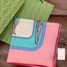 💟Gucci~140双面丝绒披肩 马鞍细节和骑马图案以精致色调匠心呈献,意在向品牌与马术世界的深厚渊源致敬。这款方巾以真 💟Gucci~140双面丝绒披肩 马鞍细节和骑马图案以精致色调匠心呈献,意在向品牌与马术世界的深厚渊源致敬。这款方巾以真
