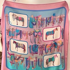 💟Gucci~140双面丝绒披肩 马鞍细节和骑马图案以精致色调匠心呈献,意在向品牌与马术世界的深厚渊源致敬。这款方巾以真 💟Gucci~140双面丝绒披肩 马鞍细节和骑马图案以精致色调匠心呈献,意在向品牌与马术世界的深厚渊源致敬。这款方巾以真