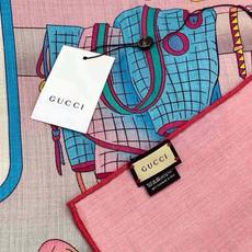 💟Gucci~140双面丝绒披肩 马鞍细节和骑马图案以精致色调匠心呈献,意在向品牌与马术世界的深厚渊源致敬。这款方巾以真 💟Gucci~140双面丝绒披肩 马鞍细节和骑马图案以精致色调匠心呈献,意在向品牌与马术世界的深厚渊源致敬。这款方巾以真