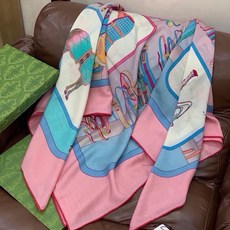 💟Gucci~140双面丝绒披肩 马鞍细节和骑马图案以精致色调匠心呈献,意在向品牌与马术世界的深厚渊源致敬。这款方巾以真 💟Gucci~140双面丝绒披肩 马鞍细节和骑马图案以精致色调匠心呈献,意在向品牌与马术世界的深厚渊源致敬。这款方巾以真