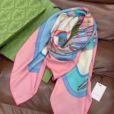 💟Gucci~140双面丝绒披肩 马鞍细节和骑马图案以精致色调匠心呈献,意在向品牌与马术世界的深厚渊源致敬。这款方巾以真 💟Gucci~140双面丝绒披肩 马鞍细节和骑马图案以精致色调匠心呈献,意在向品牌与马术世界的深厚渊源致敬。这款方巾以真