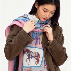 💟Gucci~140双面丝绒披肩 马鞍细节和骑马图案以精致色调匠心呈献,意在向品牌与马术世界的深厚渊源致敬。这款方巾以真 💟Gucci~140双面丝绒披肩 马鞍细节和骑马图案以精致色调匠心呈献,意在向品牌与马术世界的深厚渊源致敬。这款方巾以真